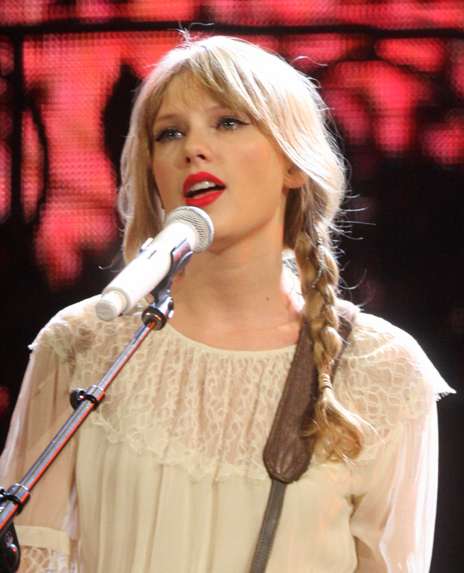 swift performing on the speak now tour in 2012