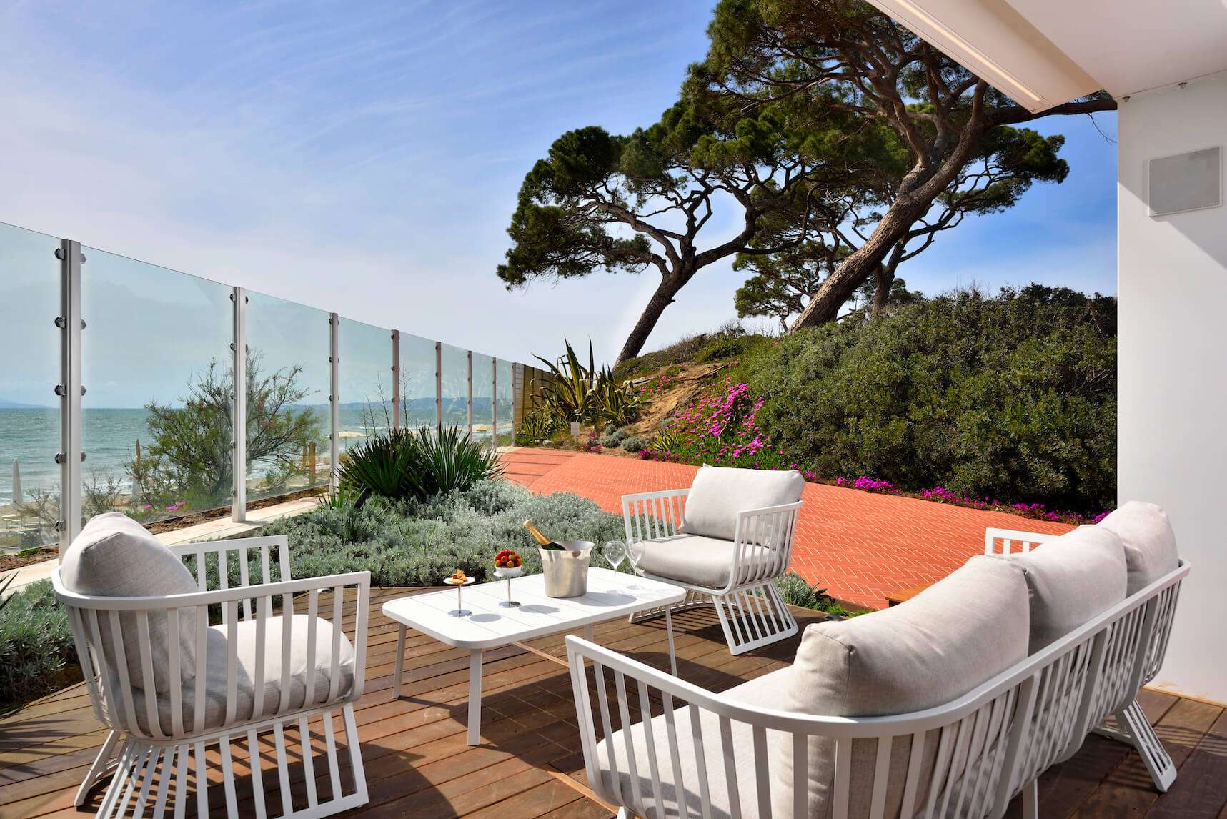 Montecristo, un santo, un milionario…e un resort cinque stelle