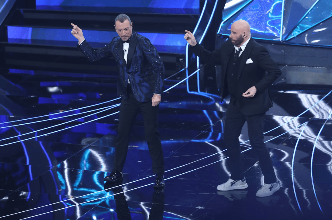 Amadeus balla con John Travolta a Sanremo 2024.