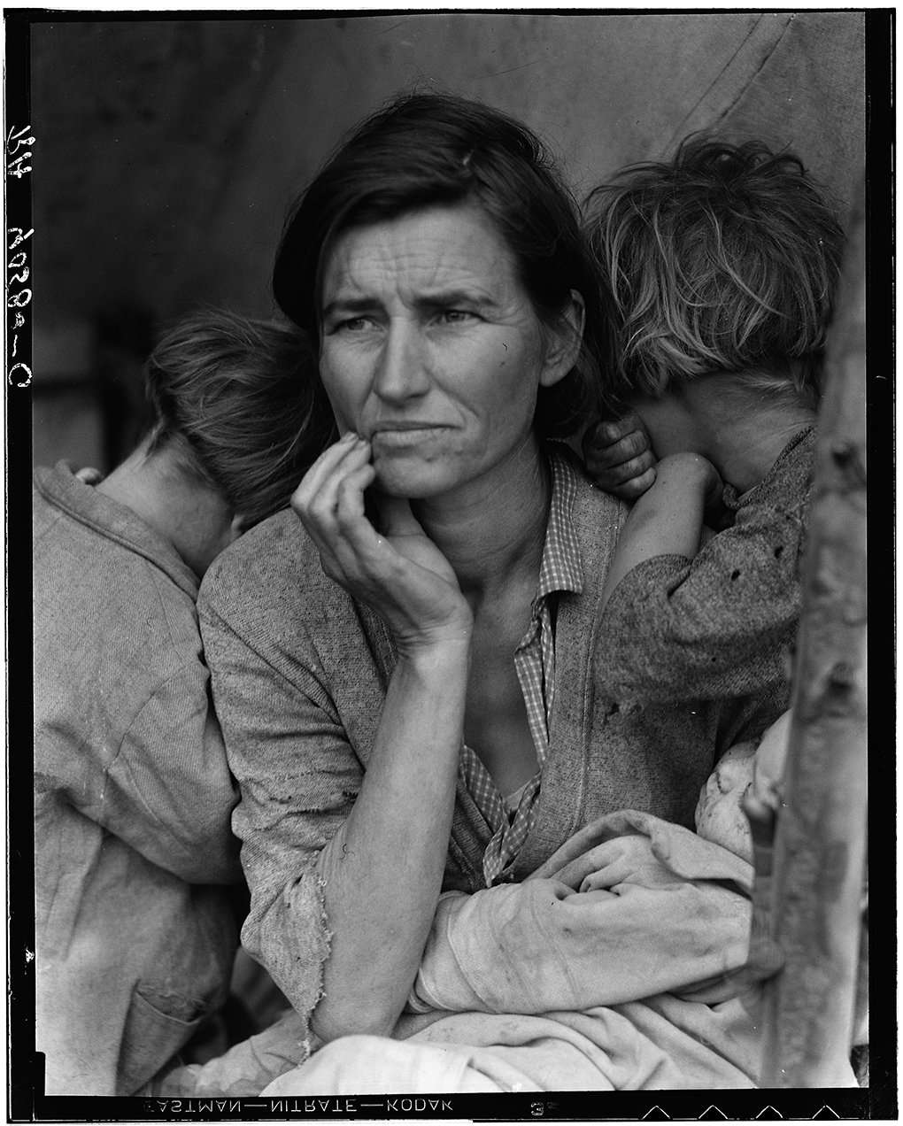 Dorothea Lange, Madre migrante. Raccoglitori poveri di piselli in California. Madre di sette figli. Età: trentadue. Nipomo, California. 1936. The New York Public Library | Library of Congress Prints and Photographs Division Washington