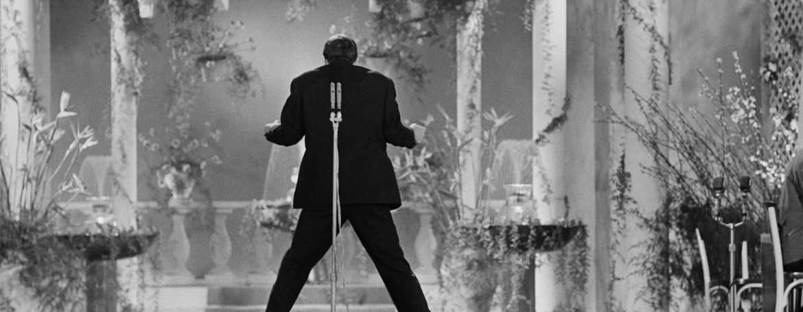 Adriano Celentano fa scandalo voltando le spalle al pubblico durante la sua esibizione all'XI Festival di Sanremo in cui canta "24000 baci", 1961. Fotografia di Franco Gremignani © Archivio Publifoto Intesa Sanpaolo