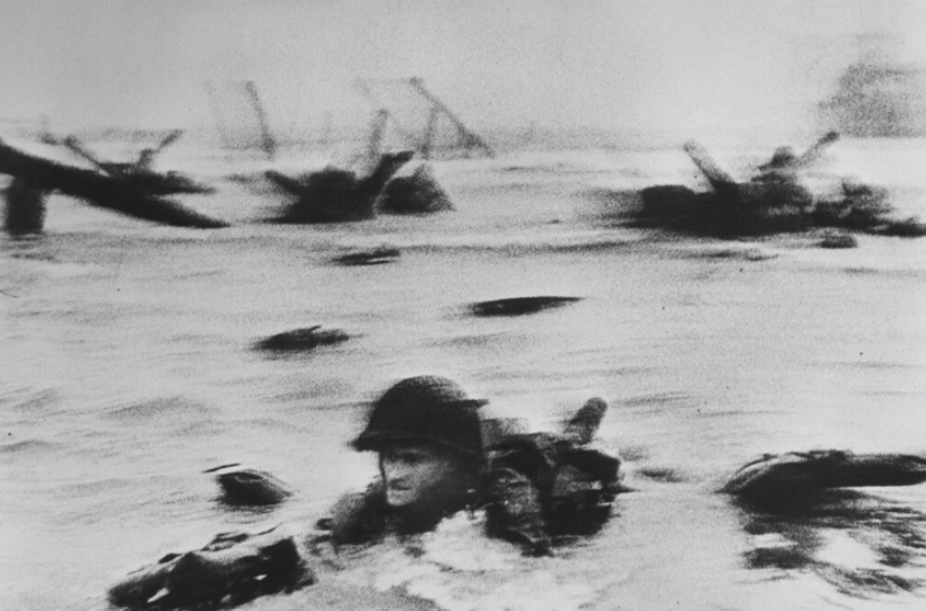 leggermente fuori fuoco robert capa sbarco in normandia uomo in acqua