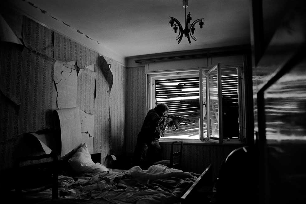 La battaglia per il controllo di Mostar è avvenuta di casa in casa, di stanza in stanza, tra vicini. Una camera da letto è diventata un campo di battaglia. Bosnia-Erzegovina, Mostar, 1993. © James Nachtwey/Contrasto