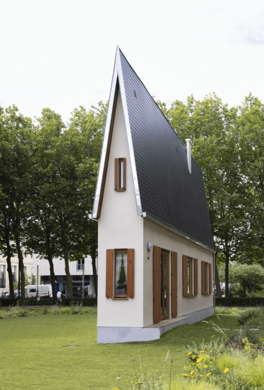 Narrow House di Erwin Wurm