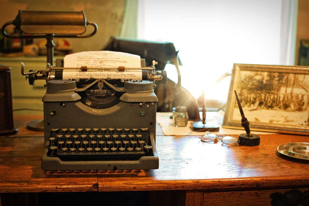 Macchina da scrivere vintage, evocativa della nostalgia del passato.